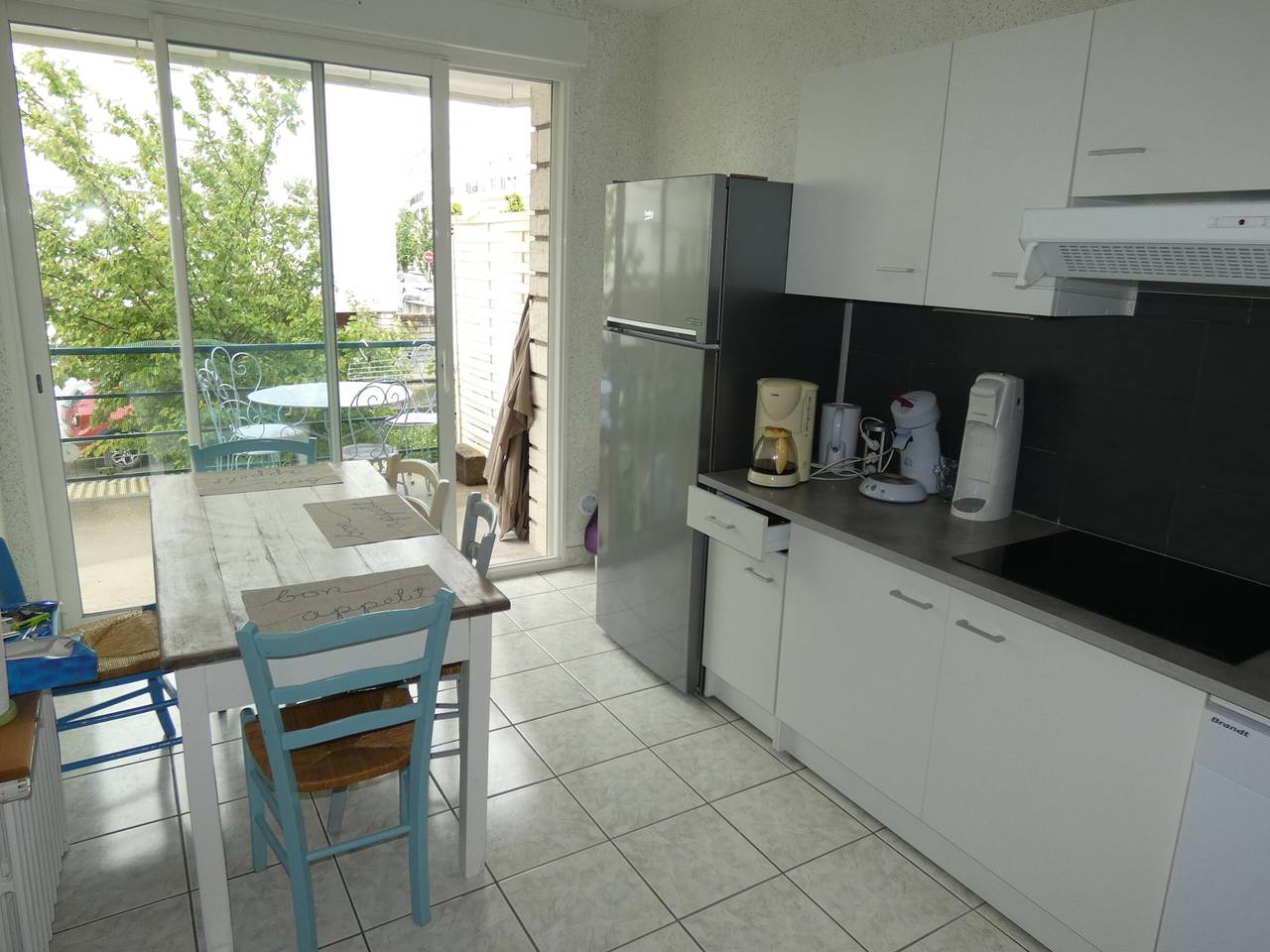 Entire apartment, 2-Bedroom Apartment in City Center with Terrace and Private Parking in Royan in Royan, Côte de Beauté