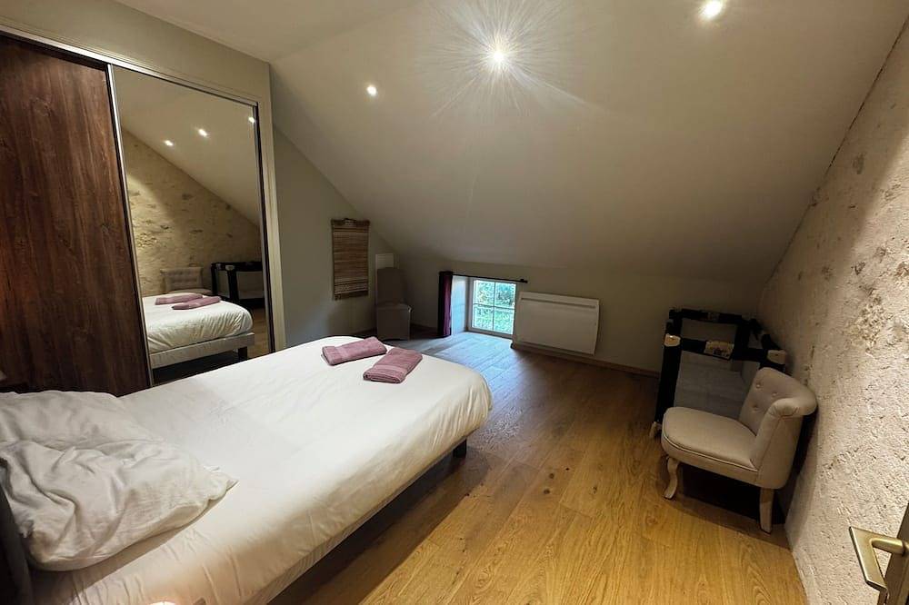 Nice house for 10 people in a quiet area with jacuzzi in Saints-en-Puisaye, Auxerre und Umgebung