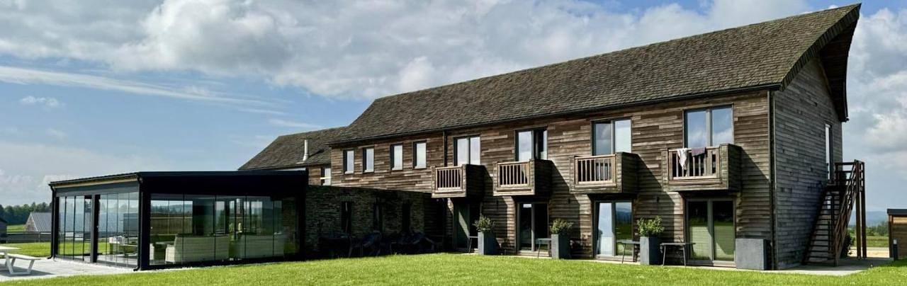 Location de vacances pour 30 personnes, avec jardin et vue à Tenneville
