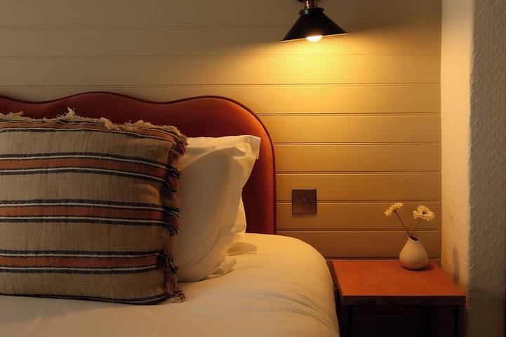 The Cabin is a charming 2-bedroom bungalow in Hayfield, sleeping up to four. Relax in the private hot tub or unwind in the cosy living area after exploring the Peak District. in Derbyshire