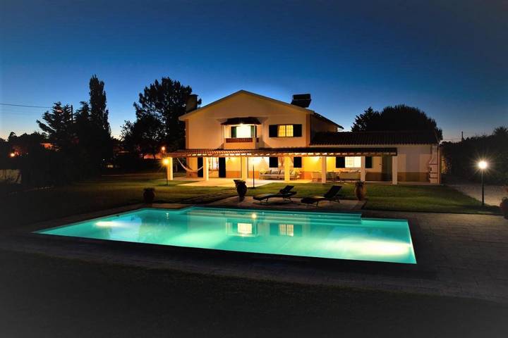 Villa para 11 pessoas, com piscina e jardim e ainda vista, com animais de estimação em Óbidos