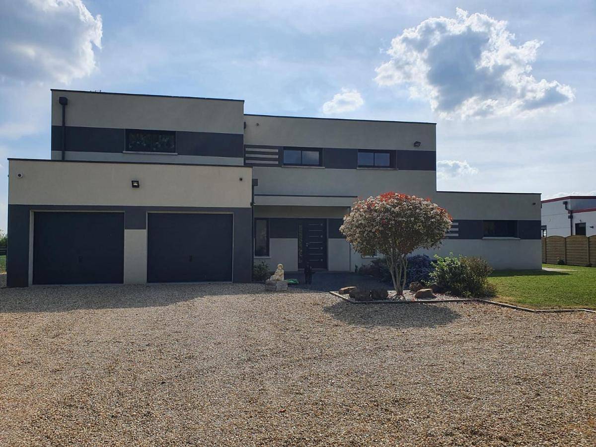 Four-Bedroom House in Mondoubleau, Région de Vendôme