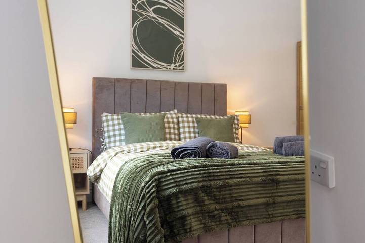 Entire apartment, Stylish Winchester Apartment | Sleeps 4 | Free Parking | Walk to City Centre in Winchester, South Downs