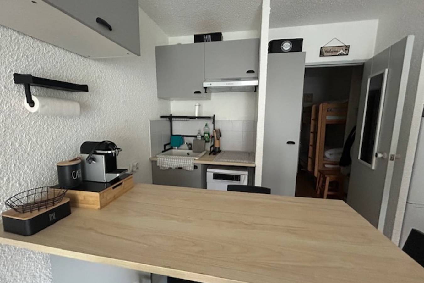 Estudio entero, South-facing terrace studio in resort center in Le Sauze, Enchastrayes