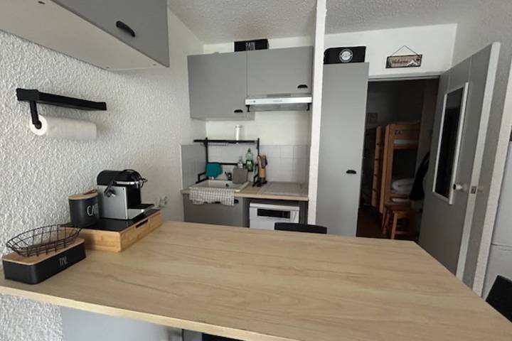 Ganzes Studio, South-facing terrace studio in resort center in Le Sauze, Enchastrayes