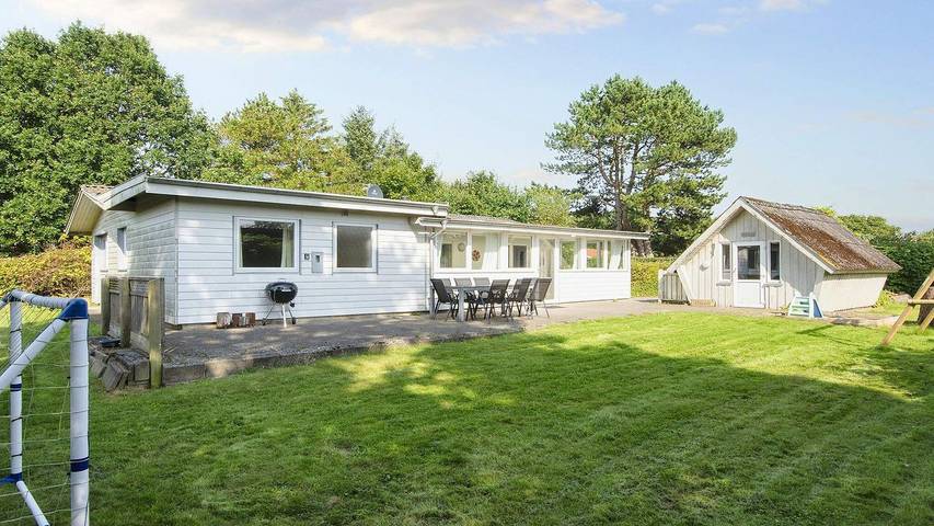 Ferieudlejning for 9 personer, med have og sauna samt jacuzzi, husdyr tilladt i Saksild Strand