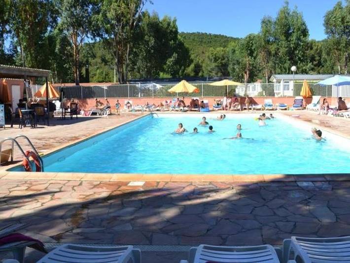 Camping pour 5 personnes, avec Terrasse ainsi que Bassin pour enfant et Piscine à La Londe-les-Maures