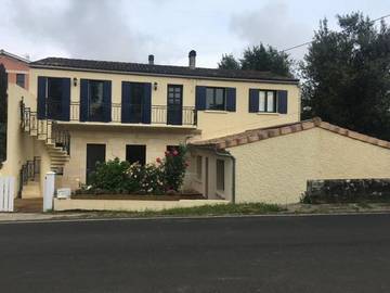 Location de vacances pour 8 personnes, avec vue et jardin à Bourg