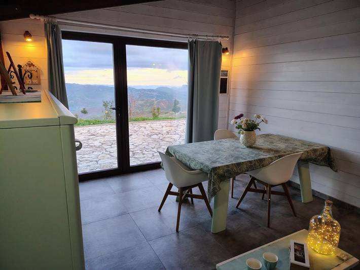 Gîte pour 2 personnes, avec terrasse ainsi que jardin et vue, animaux acceptés à San Giovanni Gemini