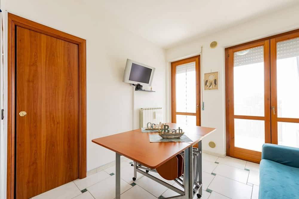 Cozy 42m2 studio apartment for 2 people, on the third floor with lift in the charming village of Tortoreto Alto. The real strong point is the private panoramic terrace for exclusive use, equipped with sea view, Bbq and solarium, ideal for moments of rela in Tortoreto und Umgebung, Adriaküste Abruzzen