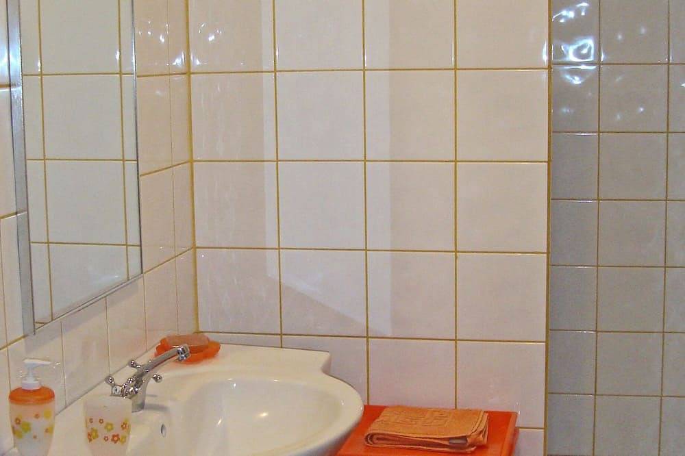 Entire apartment, Apartment In Rural House Of Sanxenxo, Area Near The Sea With Wifi and Free Parking in Sanxenxo, Rías Baixas