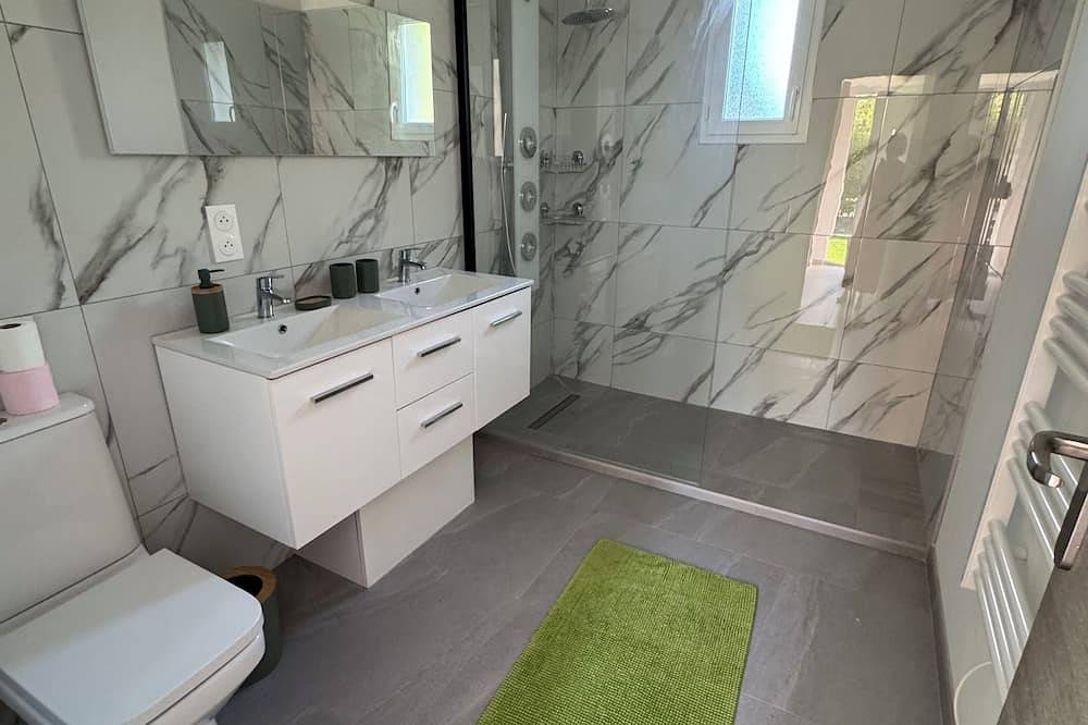 Entire apartment, Bright apartment with large terrace & jacuzzi in Lattes, Côte d'Améthyste