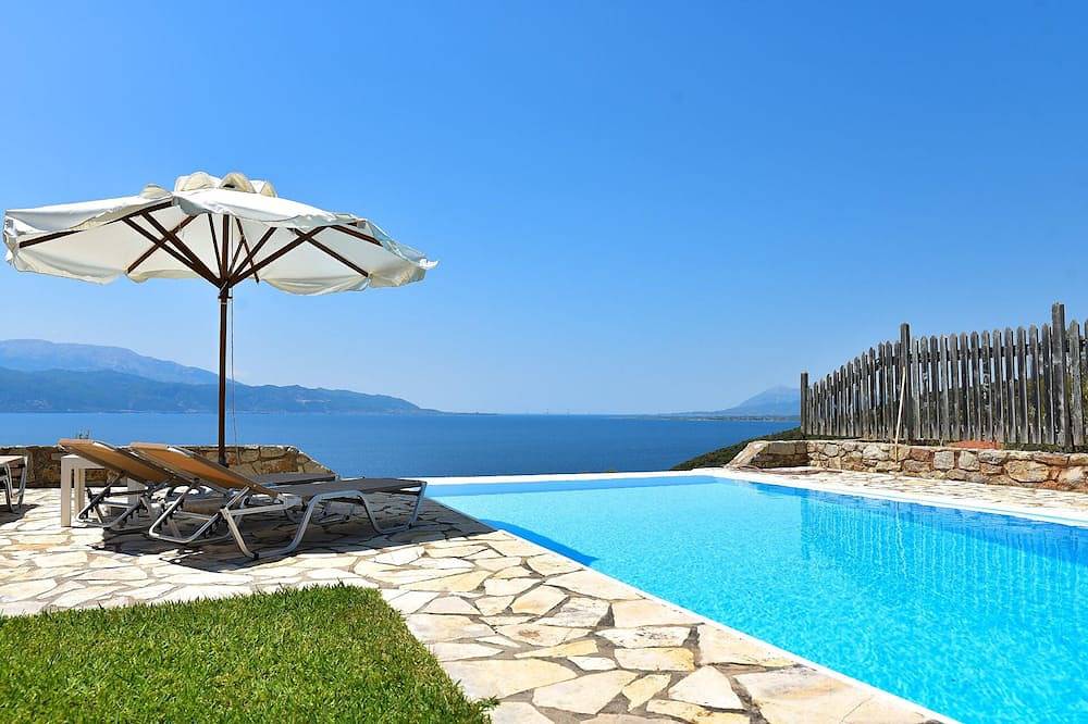 Neue Villa! Atemberaubender Meerblick, Swimmingpool, Strandnähe, Einzigartige Lage in Fokida