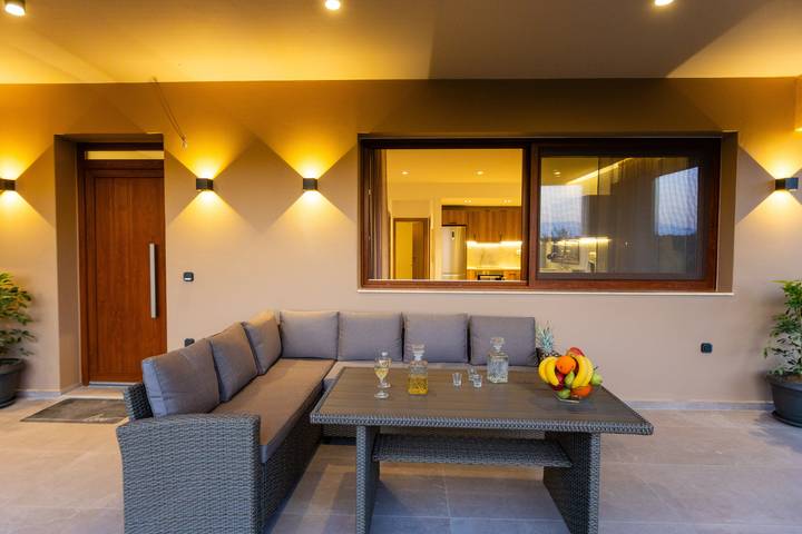 Apartment for 7 people, with garden and ocean view in Rethymnon