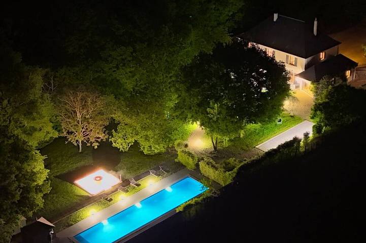 Gîte pour 15 personnes, avec jardin ainsi que sauna et jacuzzi, animaux acceptés