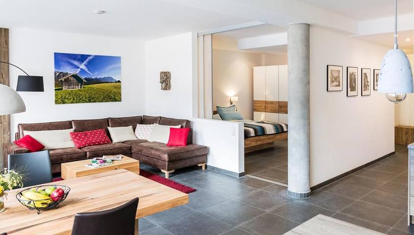 Ferienwohnung für 4 Personen, mit Garten und Ausblick in Geigenbaumuseum Mittenwald