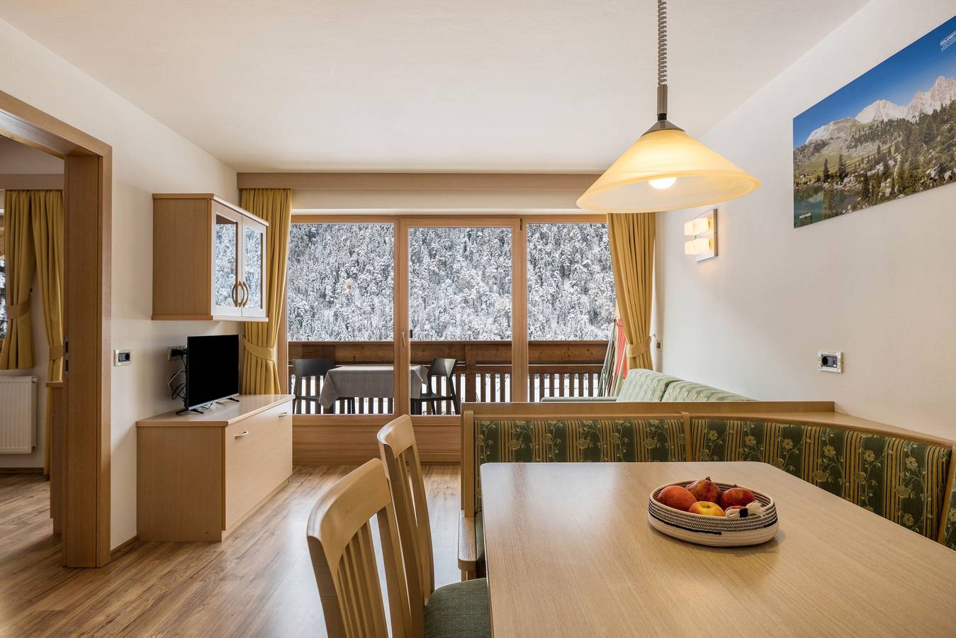Entire apartment, Runcac - Holiday Apartment Pla with Mountain View, Wi-Fi & Balcony in San Vigilio di Marebbe, Mareo