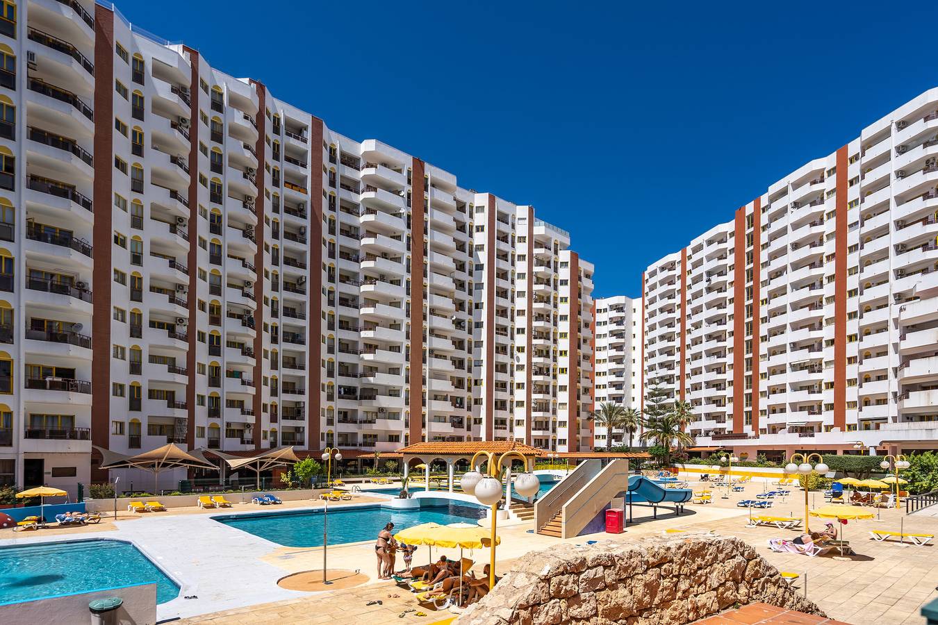 Entire apartment, Holiday Apartment 'Karol Vaz 3' with Shared Garden & Wi-Fi in Praia da Rocha, Portimão