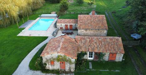 Gîte pour 4 personnes, avec piscine ainsi que terrasse et jardin à La Flocellière