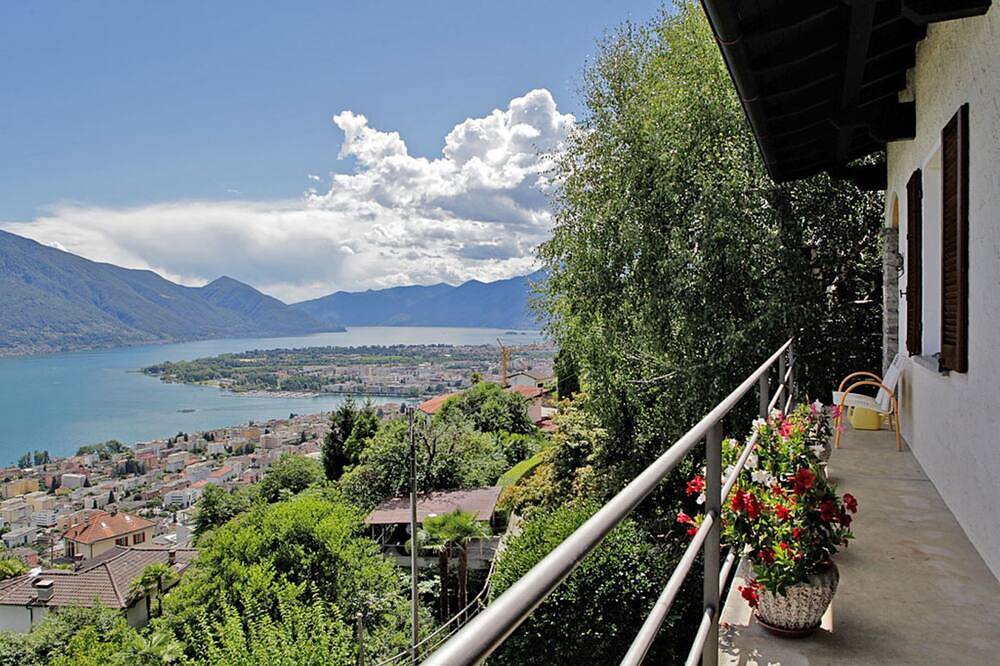 Gepflegtes Tessiner Einfamilienhaus am Sonnenhang über Locarno mit Panoramasicht in Brione sopra Minusio, Tessiner Alpen