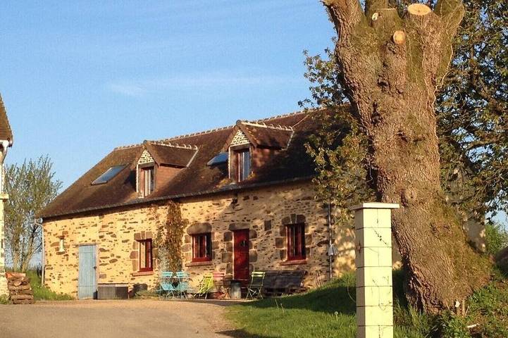 Gîte pour 12 personnes, avec jardin à Saint-Georges-le-Gaultier