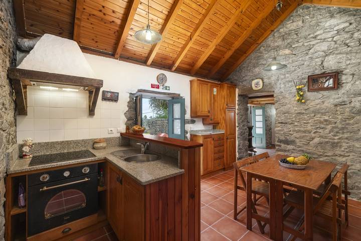Location de vacances pour 4 personnes, avec terrasse et jardin dans Estreito da Calheta - 4