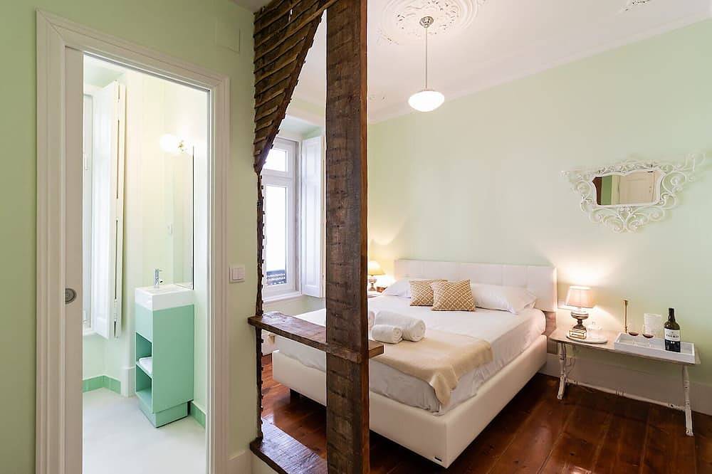 Guesthouse - Double Room with Private Bathroom - (Room 2 Uriel ) in Anjos, Lissabon