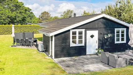 Ferienhaus für 4 Personen, mit Terrasse und Sauna sowie Whirlpool und Garten in Øster Hurup