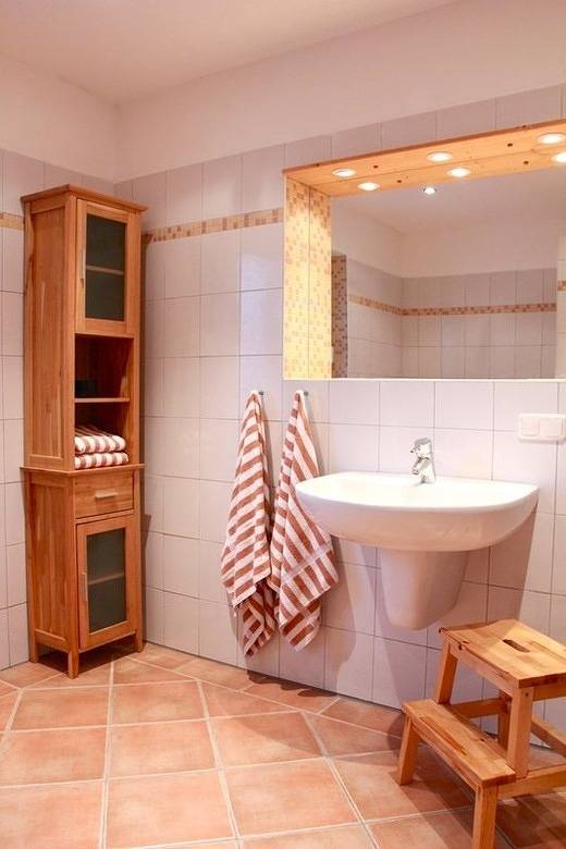 Ganze Ferienwohnung, Erdgeschoss, überdachte Terrasse, Familienbett, Holzfußboden in Grube, Ostholstein