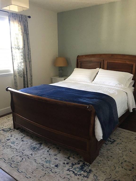 Stellen Sie in eine gehobene belaubte Nachbarschaft mit erstaunlichen Ansichten des Spring Lake Parks ein. in Santa Rosa, California North Coast