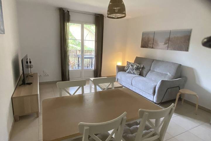 Gîte pour 6 personnes, avec terrasse ainsi que piscine et jardin