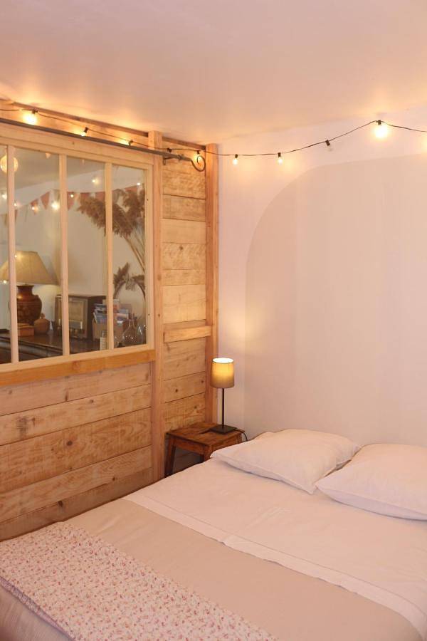 Chambre d’hôte pour 4 personnes, avec terrasse et piscine ainsi que jardin et vue