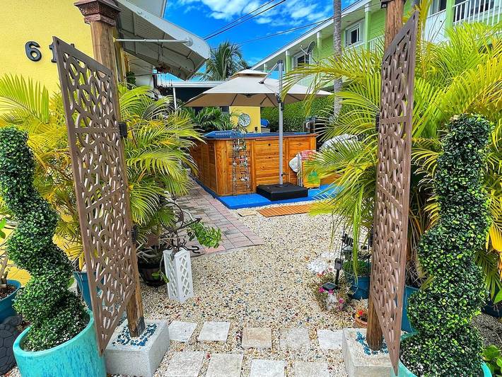 Vacation rental for 6 people, with pool and hot tub as well as yard in Key Colony Beach