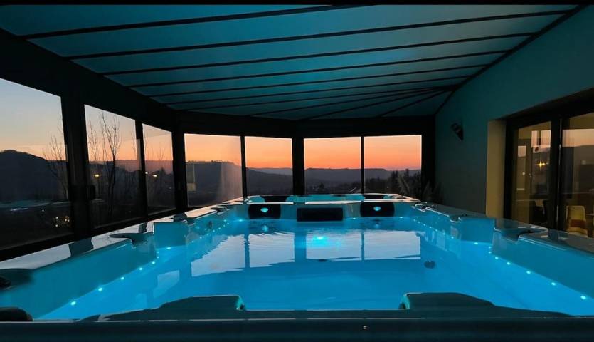 Location de vacances pour 2 personnes, avec Jacuzzi et Terrasse ainsi que Jardin et Vue à Sévérac-le-Château