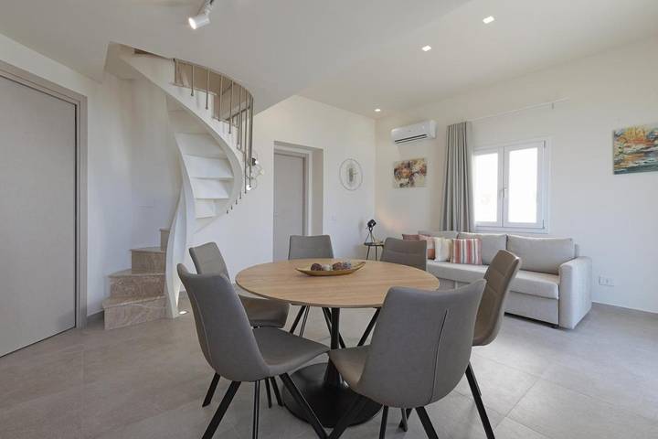 Location de vacances pour 6 personnes, avec Balcon et Terrasse ainsi que Jardin et Vue à San Leone