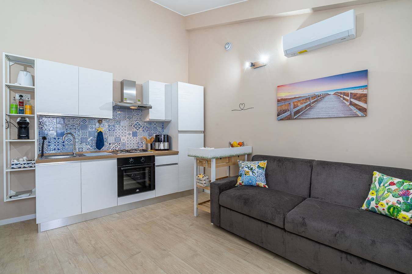 Appartement entier, Villa 'Benvenuti Al Sud' avec terrasse privée, jardin privé et climatisation in Marina di Avola, Avola