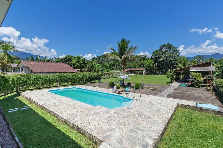 Casas e apartamentos de temporada para 20 pessoas, com balcão e jardim em Morretes