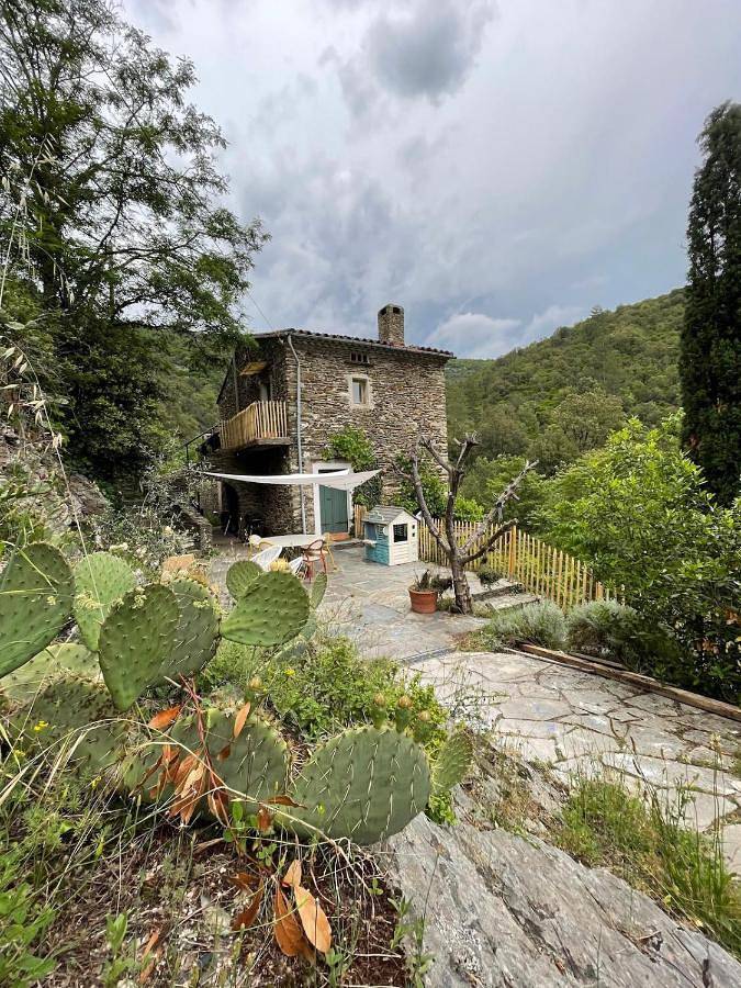 Location de vacances pour 10 personnes, avec vue ainsi que jardin et piscine à Sumène