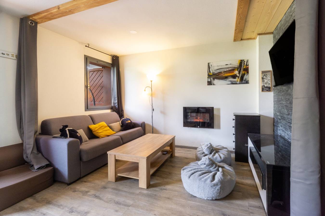 Apartamento entero, Apartamento 'Albiez' con vistas a las montañas, piscina compartida y Wi-Fi in Col du Mollard, Albiez-Montrond