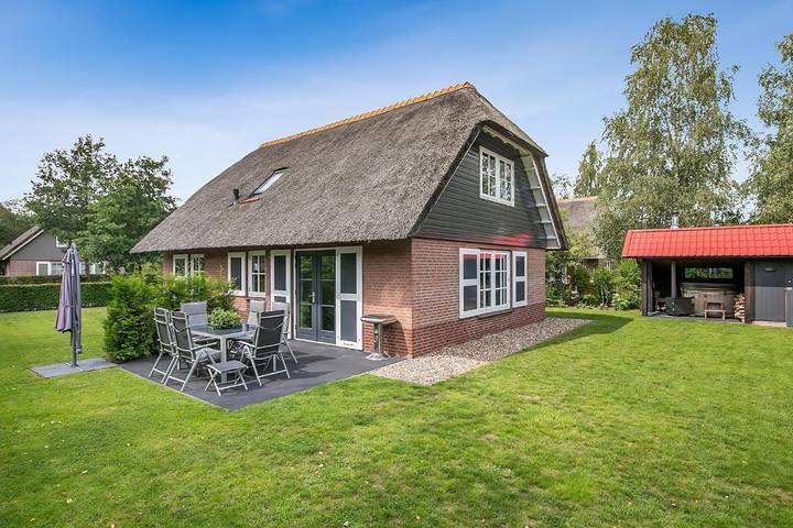 Vakantiehuis voor 6 personen, with Whirlpool and Terras as well as Tuin and Sauna in Appelscha