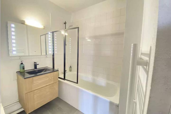 Entire apartment, Close to the convention center wth a lovely view of the Basilica of Fourvière. in Caluire-et-Cuire, Lyon region