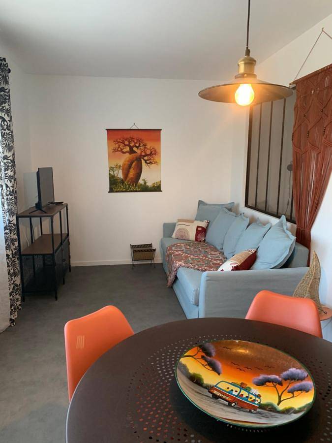 Appartement entier, Apartment with Terrace in Vergèze, Côte méditerranéenne (France)