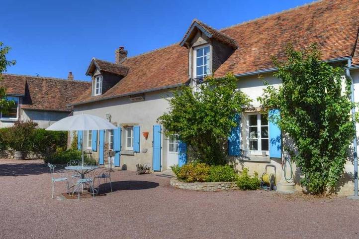 Chambre d’hôte pour 2 personnes, avec jardin ainsi que vue et piscine à Dame-Marie-les-Bois