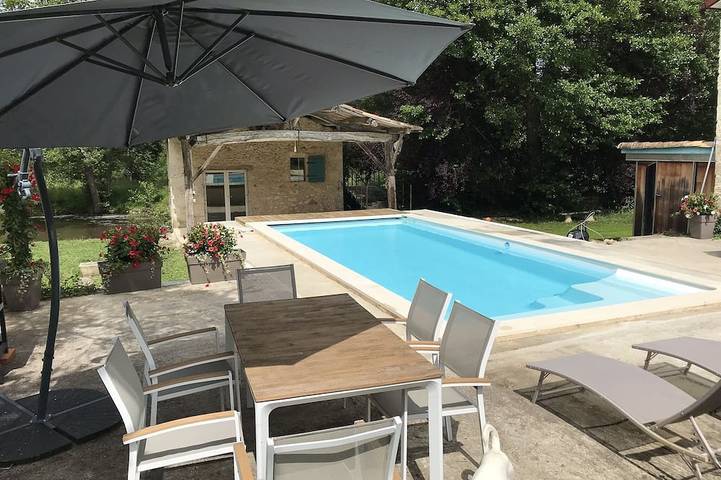 Gîte pour 4 personnes, avec terrasse et sauna ainsi que jardin et jacuzzi, animaux acceptés à Saint-Pierre-du-Palais