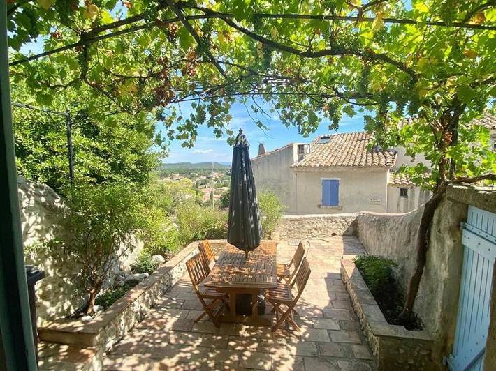 Maison de vacances pour 3 personnes, avec terrasse ainsi que piscine et jardin