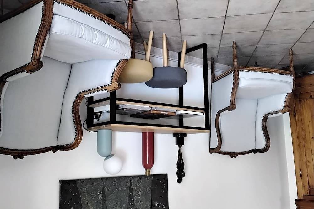 Air-conditioned villa on edge of forest, 15 minutes from Avignon, heated pool. in Barbentane, Region de Arles