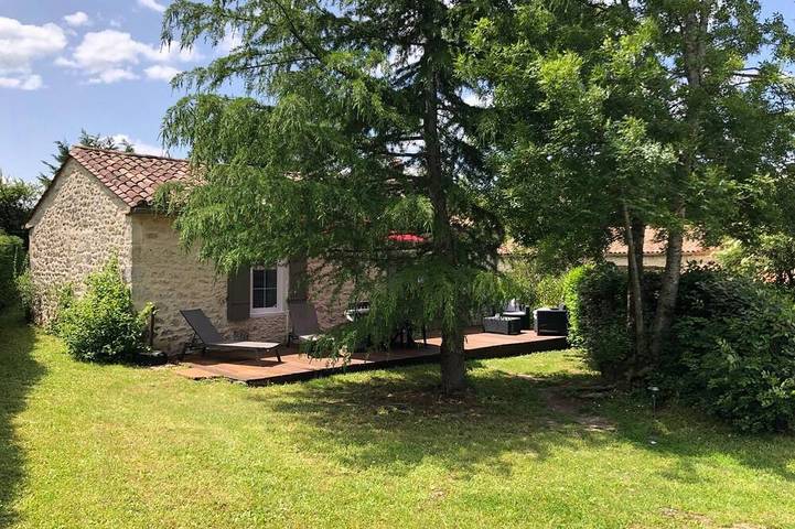 Gîte pour 2 personnes, avec piscine à Lolme