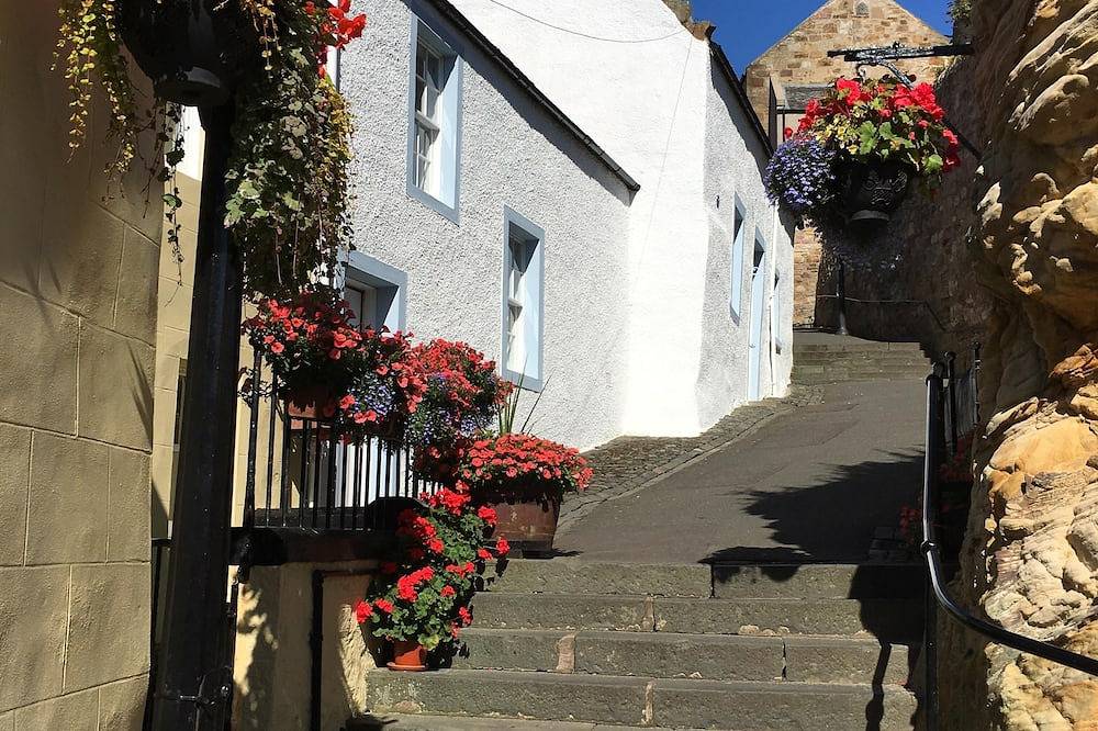 A delightful and historic property just a few steps from the harbour. in Pittenweem, Fife region