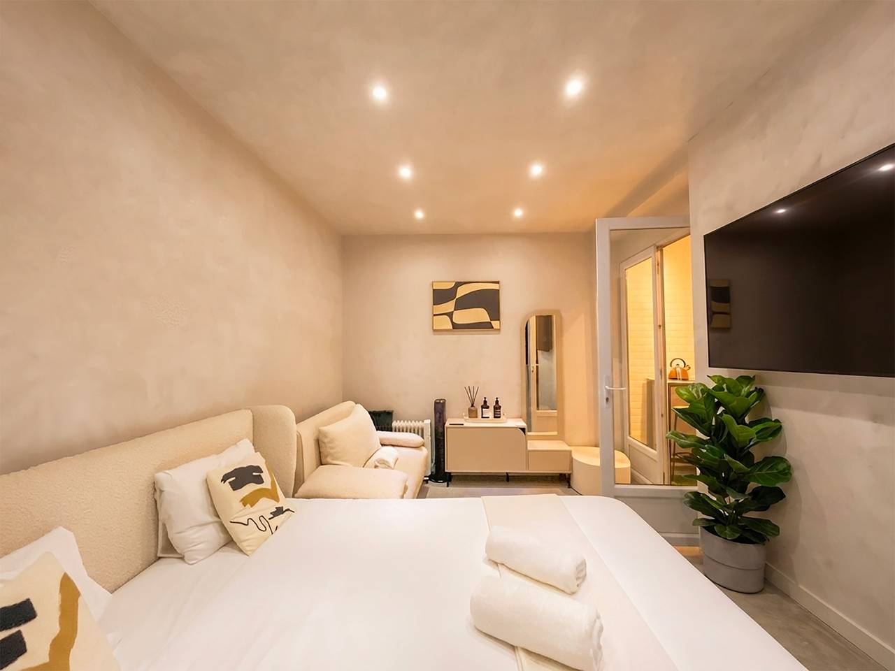 Ganzes Studio, Urbanflat 11 - Cosy king studio near champs Elysees in Paris, Ile de France