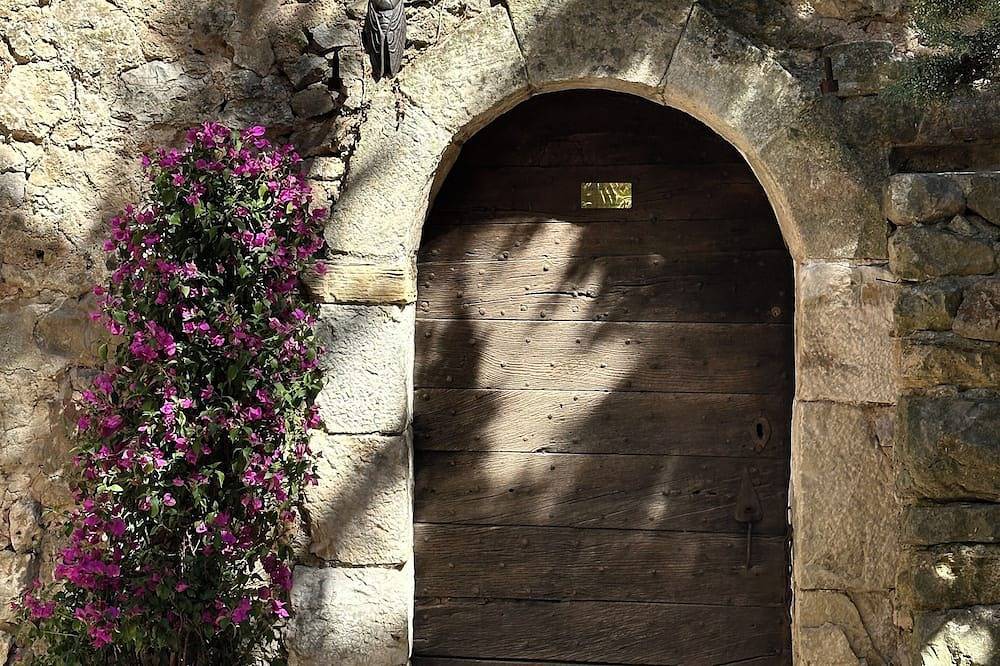 La Vue Perchée - bed & breakfast in medieval Châteaudouble in Châteaudouble, Région de Draguignan